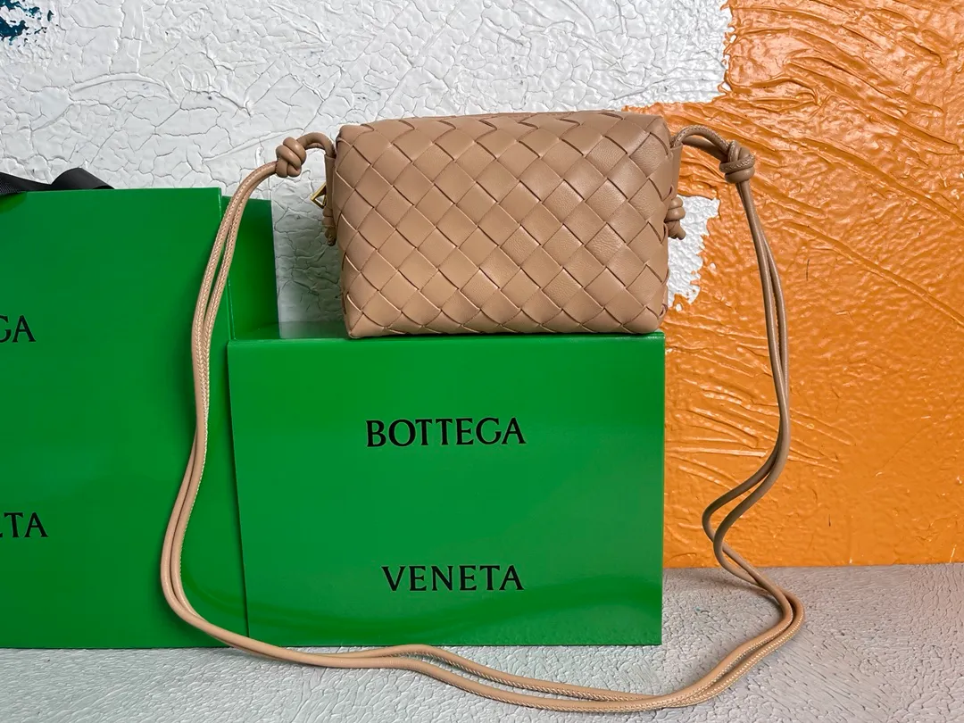 Batch 1160 BOTTEGA VENETA/Bottega 2021 new women's POUCH cross-body bag clutch, lntfecciato woven leather cross-body mini handbag, single internal open pocket, zipper opening, computer embroidered leather shoulder strap can be adjusted in length, model: 6684 Color: milk tea Origin: Italy Size: 17*12*8